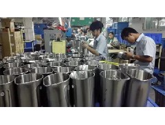 沖壓機械手在電熱水壺自動化生產(chǎn)線上的運用_水壺沖壓自動化-中山市小欖鎮(zhèn)本合機械經(jīng)營部（盛得）